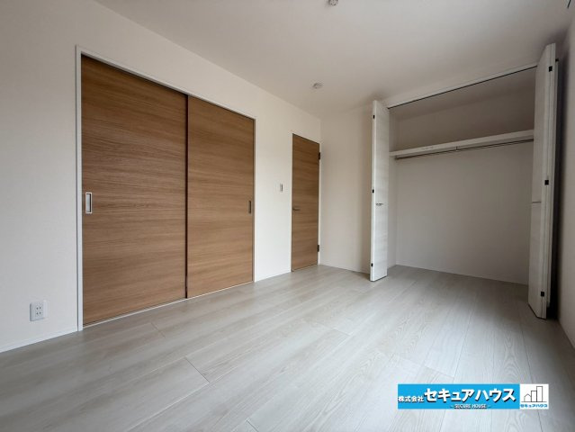 【本日ご案内可能】知多市新舞子字神田　全6棟の洋室|【洋室】
◆家族一人ひとりの大切なプライベート空間。趣味に合わせて使って頂けるようシンプルに仕上げてあります。暮らし心地を大きく左右する収納を、適材適所に配置し使い勝手を考慮しました。　