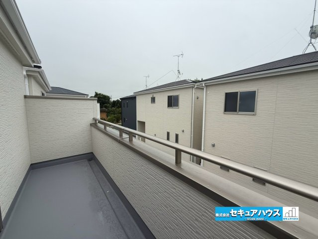 【本日ご案内可能】知多市新舞子字神田　全6棟のバルコニー|【バルコニー】
◆見晴らしもよく、太陽の温かな温もりをめいっぱい受け止めてくれます。
太陽の光と爽やかな風を受けたお洗濯物はあっという間に乾き、取りこむ時には太陽の匂いを感じられそうですね。　