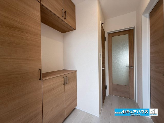 【本日ご案内可能】知多市新舞子字神田　全6棟の玄関|【玄関】
◆お家に出会う人々を迎える玄関だからこそ、広々清潔感あふれる空間にしたいものです。採光・通風にも配慮された設計で毎日明るい空間をキープします♪