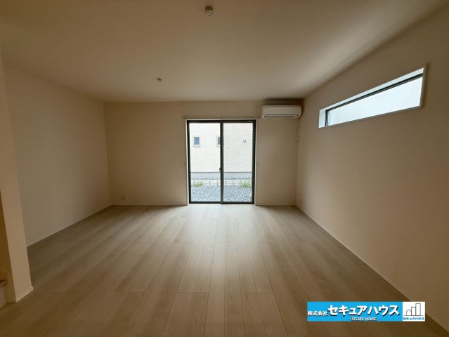 【本日ご案内可能】知多市新舞子字神田　全6棟の居間・リビング|【LDK】
◆通学から帰宅し、リビングルームで会話を楽しむ子ども達。リビングから臨む景色は太陽色に染まり、解放感溢れゆったりとしたひと時を過ごすことが出来る素敵な空間です。