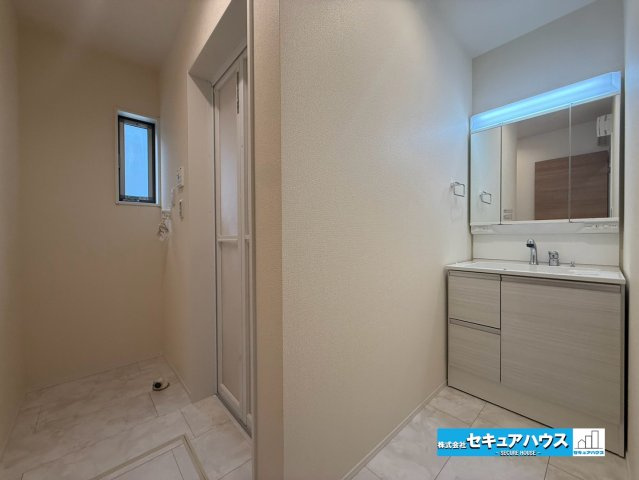 【本日ご案内可能】知多市新舞子字神田　全6棟の独立洗面台|【洗面台】
◆鏡の裏にはたっぷりと収納スペースを標準装備！
◆電源を付属しているのでドライヤーなど利用できます。