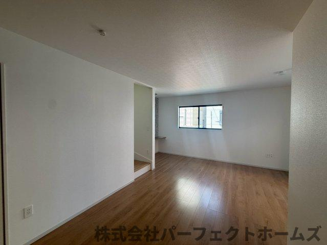 伊加賀栄町戸建の居間・リビング|ゆったりとしたリビングです