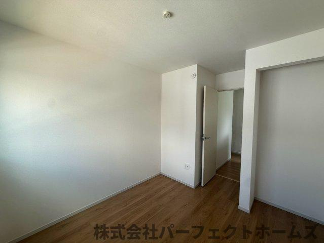 伊加賀栄町戸建の洋室|きれいな洋室です