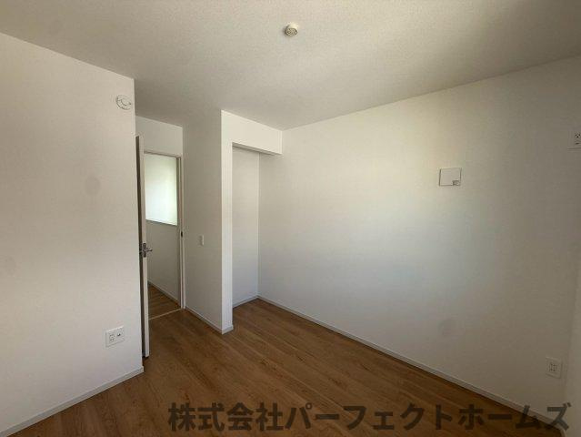 伊加賀栄町戸建の洋室|落ち着いた色調の洋室です