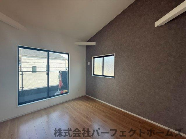 伊加賀栄町戸建の洋室|使い勝手のいい洋室です