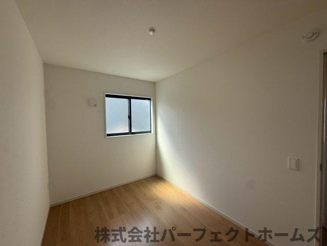 伊加賀栄町戸建の洋室|落ち着いた色調の洋室です