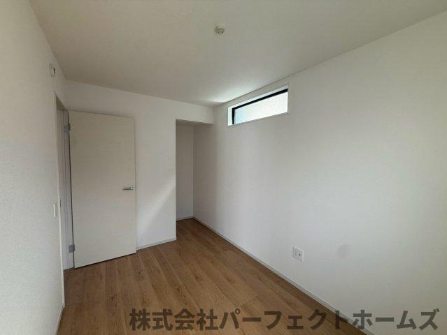 伊加賀栄町戸建の洋室|使い勝手のいい洋室です