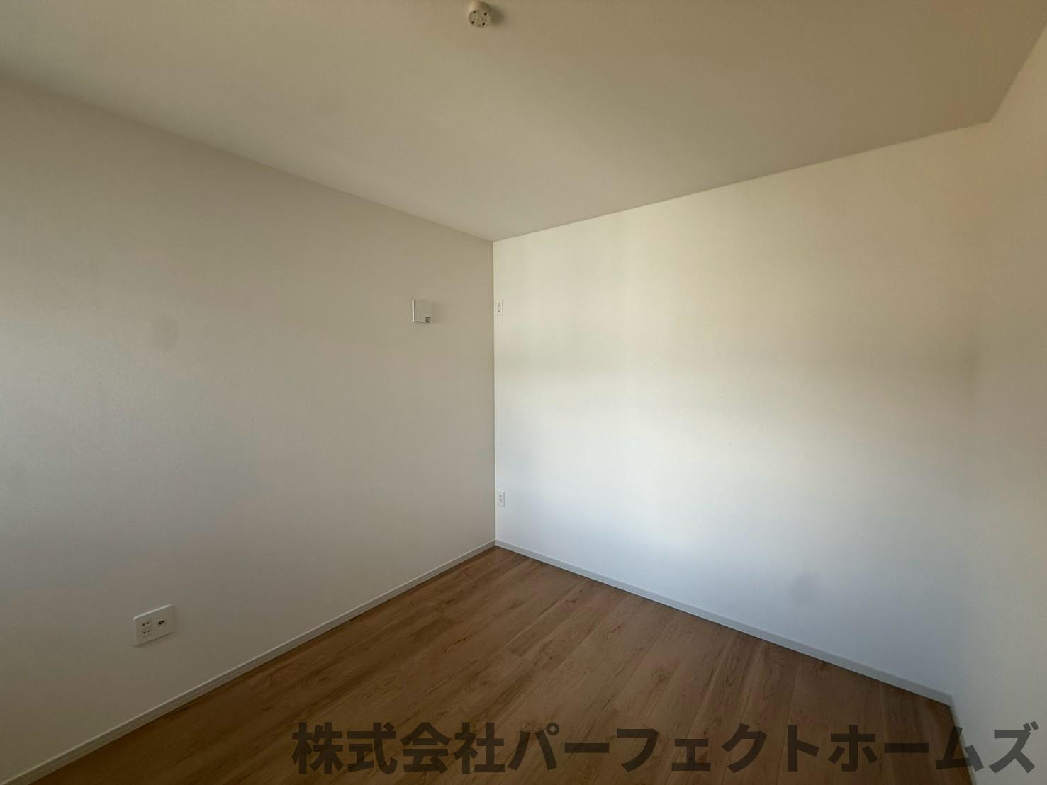 伊加賀栄町戸建の洋室|ゆったりした洋室です