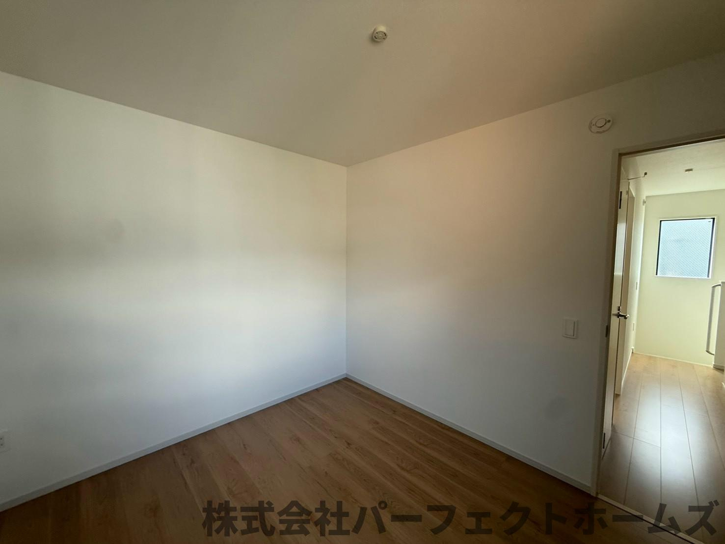 伊加賀栄町戸建の洋室|落ち着いた色調の洋室です