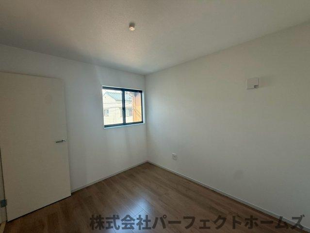 伊加賀栄町戸建の洋室|明るい洋室です