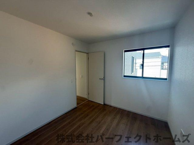 伊加賀栄町戸建の洋室|広々とした洋室です