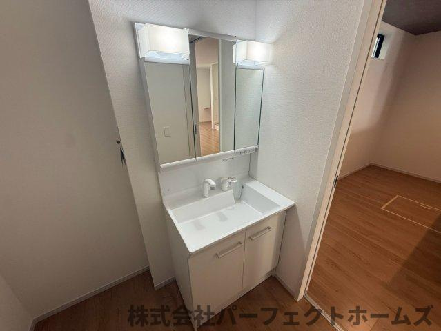 伊加賀栄町戸建の独立洗面台|独立洗面化粧台が付いています