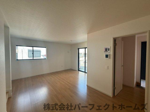 伊加賀栄町戸建の居間・リビング|おしゃれな居間です