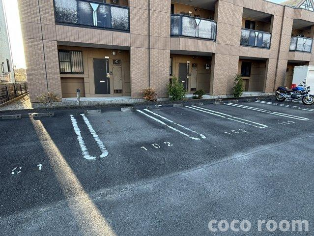 クレシアの駐車場
