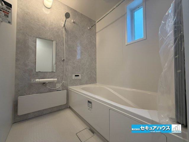 【本日ご案内可能】知多市新舞子字神田　全6棟の浴室|【浴室】
◆アクセントパネルで落ち着きのある雰囲気を演出します。毎日の疲れを癒やすバスタイムをお楽しみ下さい！
◆窓付きで、カビの繁殖を抑える効果があります。