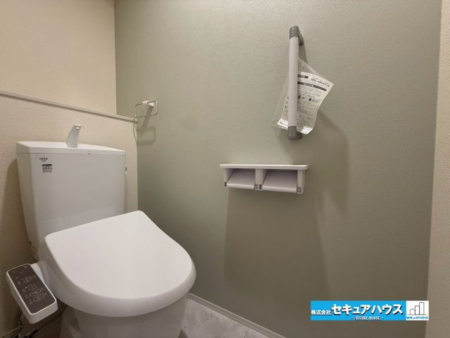 【本日ご案内可能】知多市新舞子字神田　全6棟のトイレ|【高機能トイレ】
◆高機能トイレの多くは便器のフタの開閉が自動であり、使用後に手動で水を流す面倒もなく非常に便利です。スタイリッシュな見た目で、お掃除しやすく、節水効果が高いです。
