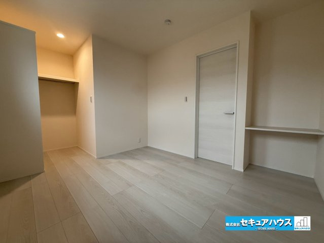 【本日ご案内可能】知多市新舞子字神田　全6棟の洋室|【洋室】
◆広々とした居住空間は日々の暮らしを彩り、心のやすらぎと満足感を与えてくれます。通風と採光を考慮した設計は子供たちはのびのび育ち、家族でくつろぎと団らんを生み出します。
