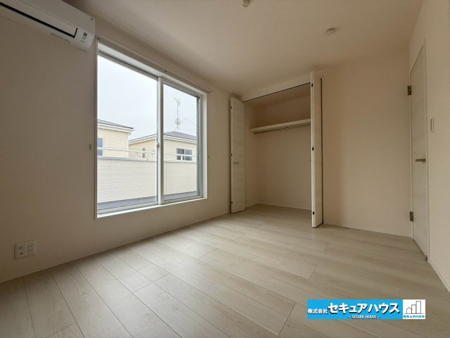 【本日ご案内可能】知多市新舞子字神田　全6棟の洋室|【洋室】
◆家族一人ひとりの大切なプライベート空間。趣味に合わせて使って頂けるようシンプルに仕上げてあります。暮らし心地を大きく左右する収納を、適材適所に配置し使い勝手を考慮しました。　