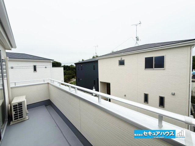 【本日ご案内可能】知多市新舞子字神田　全6棟のバルコニー|【バルコニー】
◆見晴らしもよく、太陽の温かな温もりをめいっぱい受け止めてくれます。
太陽の光と爽やかな風を受けたお洗濯物はあっという間に乾き、取りこむ時には太陽の匂いを感じられそうですね。　