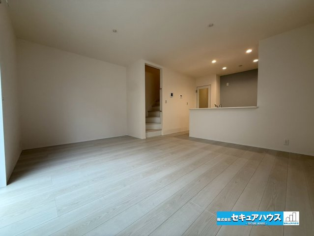 【本日ご案内可能】知多市新舞子字神田　全6棟の居間・リビング|【LDK】
◆通学から帰宅し、リビングルームで会話を楽しむ子ども達。リビングから臨む景色は太陽色に染まり、解放感溢れゆったりとしたひと時を過ごすことが出来る素敵な空間です。