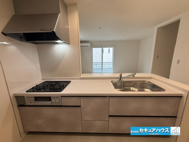 【本日ご案内可能】知多市新舞子字神田　全6棟のキッチン|【キッチン】
◆同時にたくさんの料理が調理できる。「焼く・蒸す・煮る」の工程を同時進行で進めることができるので、料理を素早く作ることができます。育児でバタバタ忙しいママに嬉しい♪