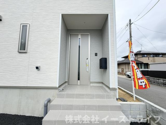 【新築戸建】いわき市中岡町第7の玄関|1号棟写真　玄関ポーチもある明るく落ち着いた玄関です