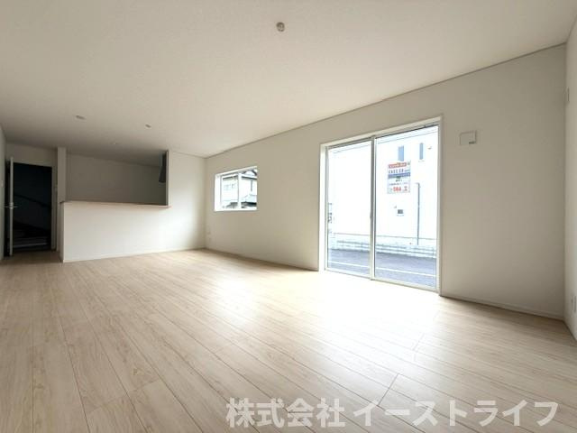 【新築戸建】いわき市中岡町第7の居間・リビング|1号棟写真　広いリビングは、ご家族でゆっくりくつろぎたい方におすすめです。