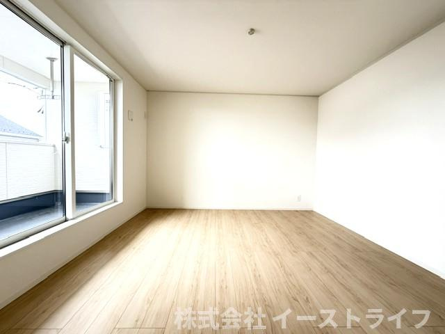 【新築戸建】いわき市中岡町第7の寝室|1号棟写真　家具などのインテリアともマッチしておしゃれ感が出しやすく、身の回りの整理がしやすいのも洋室の魅力です◎