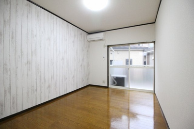 【居間・リビング】 | コートユーカリ | おしゃれなアクセントクロス採用