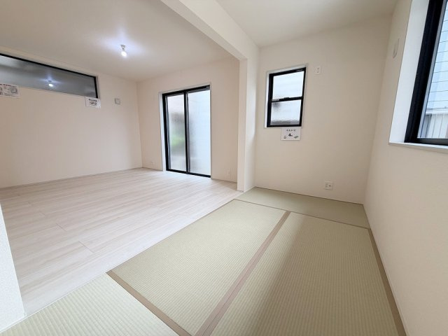 三郷市戸ケ崎　新築戸建　全1棟の和室|リビング横にマルチに使える4帖の畳コーナーを完備