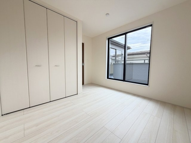 三郷市戸ケ崎　新築戸建　全1棟の洋室|バルコニーに面した明るい洋室6帖