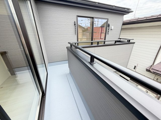 三郷市戸ケ崎　新築戸建　全1棟のバルコニー|南向きのL字バルコニーで洗濯物もたっぷり干せます