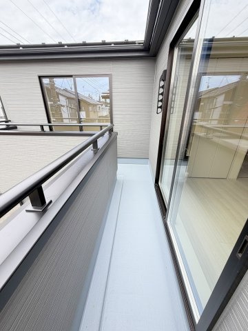 三郷市戸ケ崎　新築戸建　全1棟のバルコニー|南向きのL字バルコニーで洗濯物もたっぷり干せます