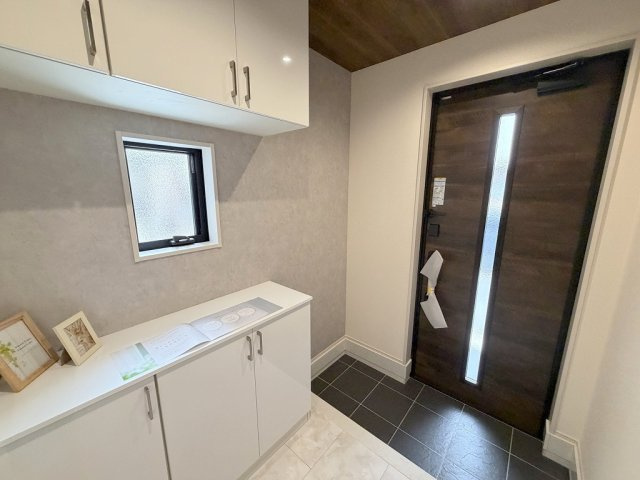 三郷市戸ケ崎　新築戸建　全1棟の玄関|カウンター部分にはお好きなインテリアが飾れます
