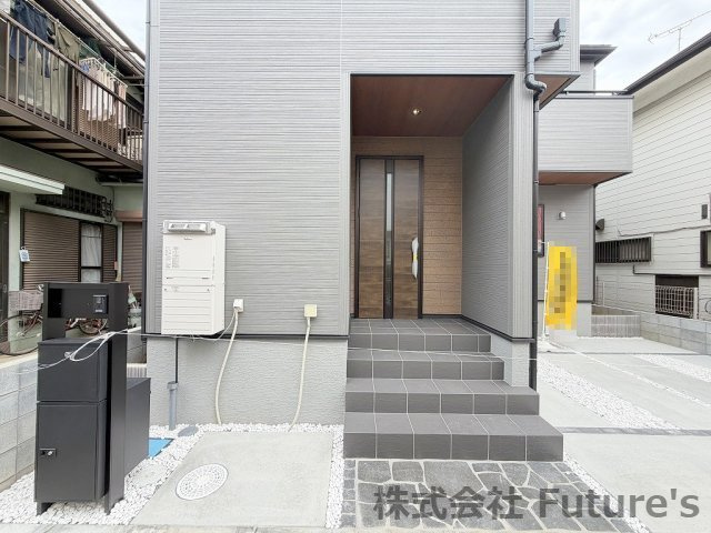 三郷市戸ケ崎　新築戸建　全1棟のエントランス|不在時に便利な宅配BOX完備