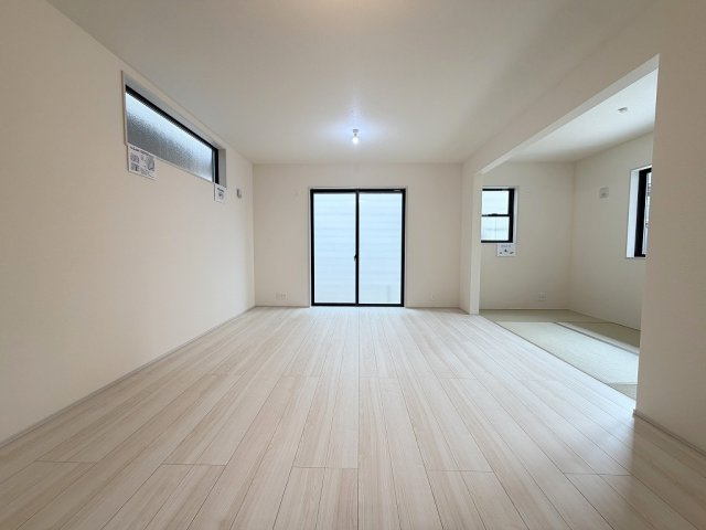 三郷市戸ケ崎　新築戸建　全1棟の居間・リビング|南向きの陽当たり良好なリビングです