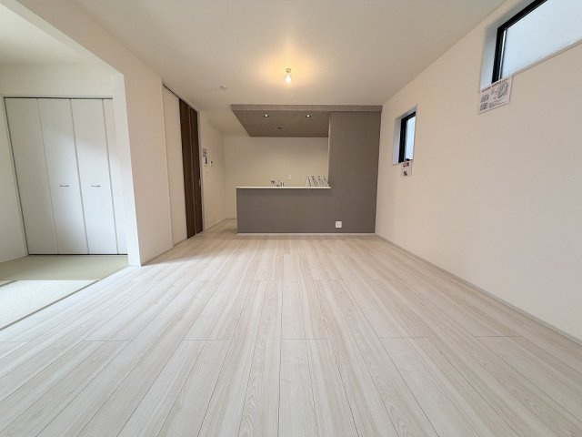 三郷市戸ケ崎　新築戸建　全1棟の居間・リビング|会話の弾む対面システムキッチンです