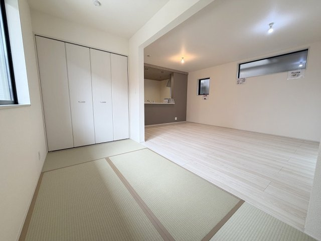 三郷市戸ケ崎　新築戸建　全1棟の和室|お子様の遊びスペースとしても使えるリビング横の畳コーナーです