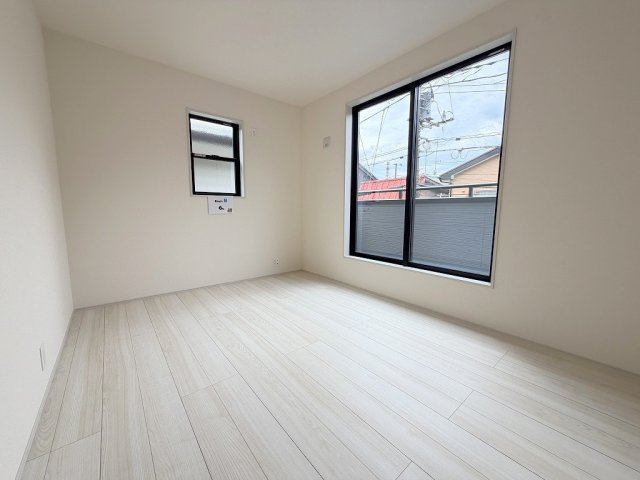 三郷市戸ケ崎　新築戸建　全1棟の洋室|バルコニーに面した明るい洋室6帖