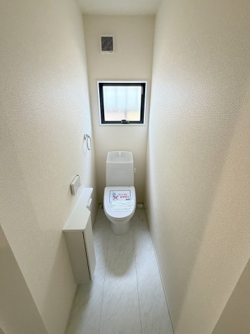 三郷市戸ケ崎　新築戸建　全1棟のトイレ|2階のトイレです