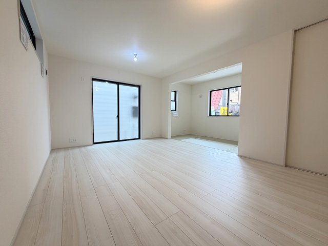 三郷市戸ケ崎　新築戸建　全1棟の居間・リビング|家族団らんで過ごすリビングは16帖の広さを確保
