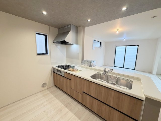 三郷市戸ケ崎　新築戸建　全1棟のキッチン|会話の弾む対面システムキッチン