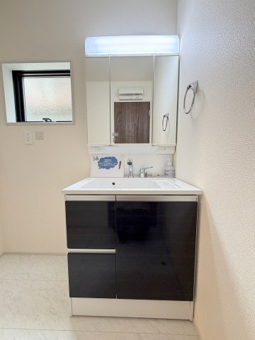 三郷市戸ケ崎　新築戸建　全1棟の独立洗面台|三面鏡付きシャワードレッサーで朝の準備も快適