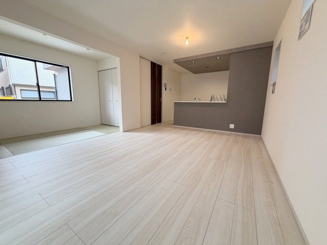 三郷市戸ケ崎　新築戸建　全1棟の居間・リビング|ソファやダイニングセットを置いてもゆとりのある16帖のリビング