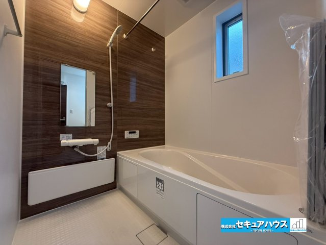 【今からご案内可能】知多市新舞子字神田　全6棟の浴室|【浴室】
◆アクセントパネルで落ち着きのある雰囲気を演出します。毎日の疲れを癒やすバスタイムをお楽しみ下さい！
◆窓付きで、カビの繁殖を抑える効果があります。