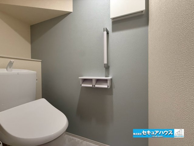 【今からご案内可能】知多市新舞子字神田　全6棟のトイレ|【高機能トイレ】
◆高機能トイレの多くは便器のフタの開閉が自動であり、使用後に手動で水を流す面倒もなく非常に便利です。スタイリッシュな見た目で、お掃除しやすく、節水効果が高いです。
