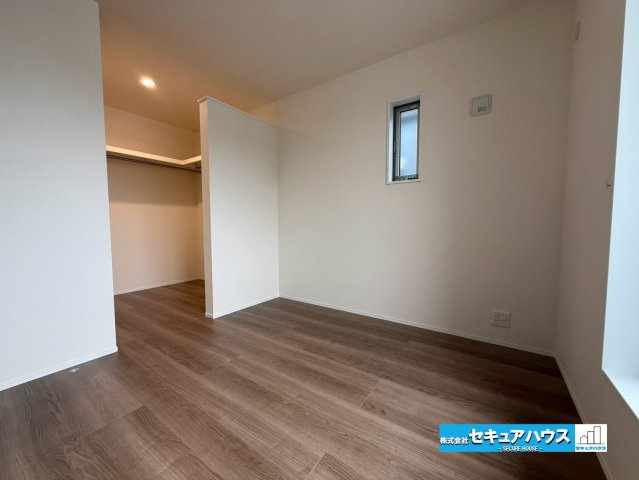 【今からご案内可能】知多市新舞子字神田　全6棟の洋室|【洋室】
◆広々とした居住空間は日々の暮らしを彩り、心のやすらぎと満足感を与えてくれます。通風と採光を考慮した設計は子供たちはのびのび育ち、家族でくつろぎと団らんを生み出します。