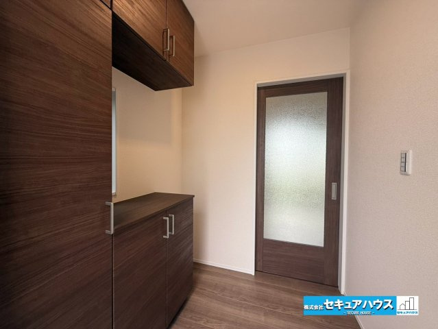 【今からご案内可能】知多市新舞子字神田　全6棟の玄関|【玄関】
◆お家に出会う人々を迎える玄関だからこそ、広々清潔感あふれる空間にしたいものです。採光・通風にも配慮された設計で毎日明るい空間をキープします♪