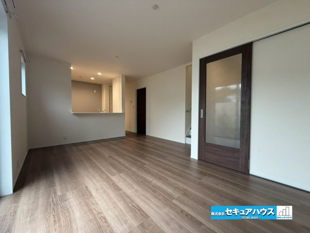 【今からご案内可能】知多市新舞子字神田　全6棟の居間・リビング|【LDK】
◆通学から帰宅し、リビングルームで会話を楽しむ子ども達。リビングから臨む景色は太陽色に染まり、解放感溢れゆったりとしたひと時を過ごすことが出来る素敵な空間です。