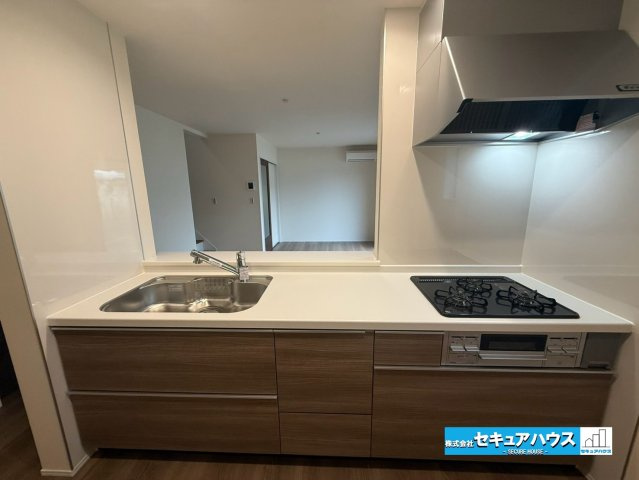 【今からご案内可能】知多市新舞子字神田　全6棟のキッチン|【キッチン】
◆同時にたくさんの料理が調理できる。「焼く・蒸す・煮る」の工程を同時進行で進めることができるので、料理を素早く作ることができます。育児でバタバタ忙しいママに嬉しい♪